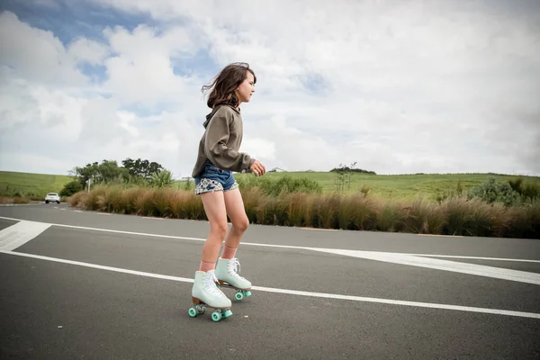 Portret Van Jong Kind Tiener Meisje Rolschaatsen Buiten Stevigheid Welzijn — Stockfoto