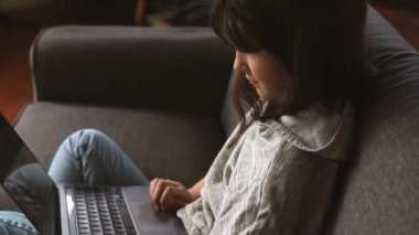 İnternet 'te ev ödevi yapan ya da internette gezinen genç kız portresi, mdeia teknolojileri, dijital iletişim ya da alışveriş, gençlik yaşam tarzı