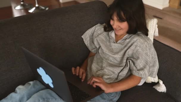 Портрет дівчини, яка робить домашнє завдання онлайн або переглядає Інтернет, технології mdeia, цифровий зв'язок або покупки, спосіб життя підлітків — стокове відео