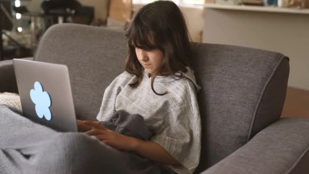 Крытый портрет девочки-подростка, делающей домашнее задание в Интернете или в Интернете, технологии mdeia, цифровые коммуникации или покупки, стиль жизни подростка — стоковое видео