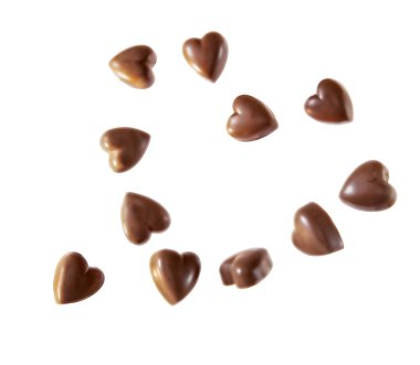 Kalp şeklinde çikolatalı şekerler, kalbi beyaz arka planda izole eder, Sevgililer Günü, aşk ya da doğum günü kutlaması afişi, metin için kopyalama alanı. Yüksek kalite fotoğraf