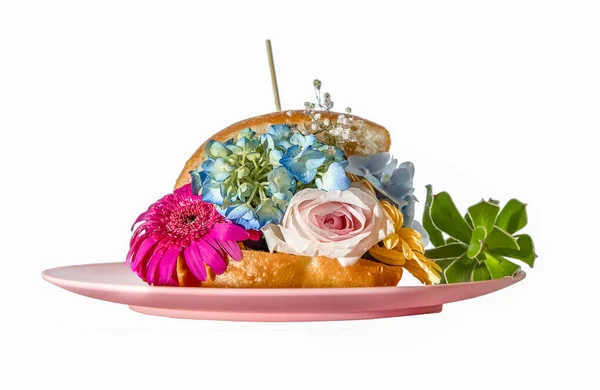 Hambúrguer Sanduíche Com Flores Isoladas Sobre Fundo Branco Estilo Vida — Fotografia de Stock