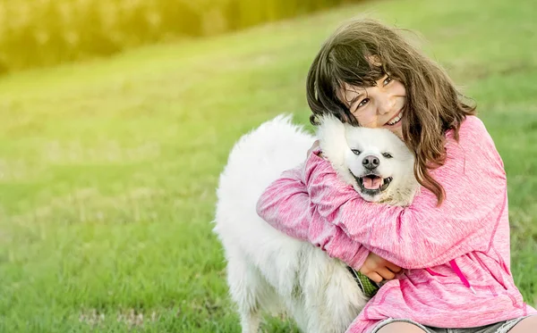 Υπαίθρια Πορτρέτο Του Νεαρού Καυκάσιος Κορίτσι Κατοικίδιο Σκυλί Της Ιδιοκτήτης — Φωτογραφία Αρχείου