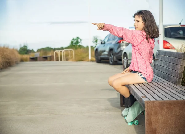 若い子供や10代の少女ローラースケートの肖像画屋外で フィットネス アクティブな健康的なライフスタイル 高品質の写真 — ストック写真