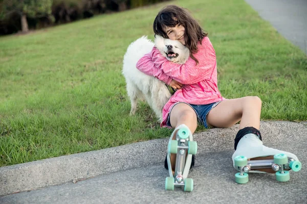 Retrato Aire Libre Joven Chica Caucásica Con Perro Mascota Niño — Foto de Stock