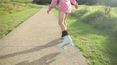 Açık havada paten kayan genç çocuk ya da genç kız portresi, fitness, refah, aktif sağlıklı yaşam tarzı, video klibi