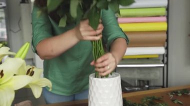 Küçük bir iş. Çiçekçide odaklanmış olmayan kadın çiçekçi. Çiçek tasarım stüdyosu, dekorasyon ve düzenlemeler. Çiçek teslimatı, düzen yaratmak. 