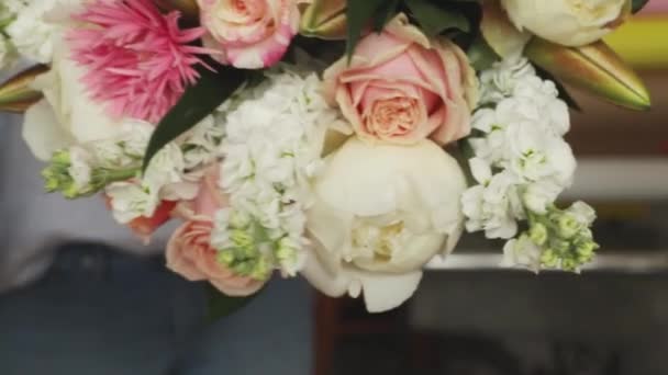 Μικρές επιχειρήσεις. Γυναίκα ανθοπώλης μη συγκεντρωμένη στο ανθοπωλείο. Floral στούντιο σχεδιασμού, κάνοντας διακοσμήσεις και ρυθμίσεις. Παράδοση λουλουδιών, δημιουργία παραγγελίας — Αρχείο Βίντεο