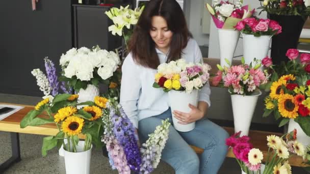 Piccole imprese. Fiorista femminile sfocata nel negozio di fiori. Studio di progettazione floreale, facendo decorazioni e arrangiamenti. Consegna fiori, creazione ordine — Video Stock