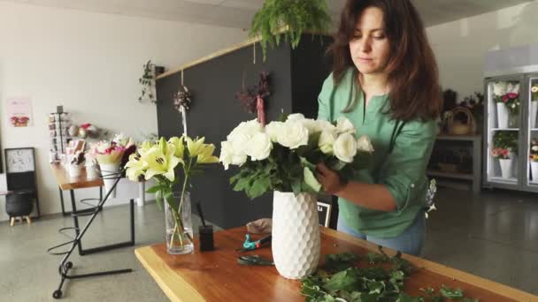 Piccole imprese. Fiorista femminile sfocata nel negozio di fiori. Studio di progettazione floreale, facendo decorazioni e arrangiamenti. Consegna fiori, creazione ordine — Video Stock