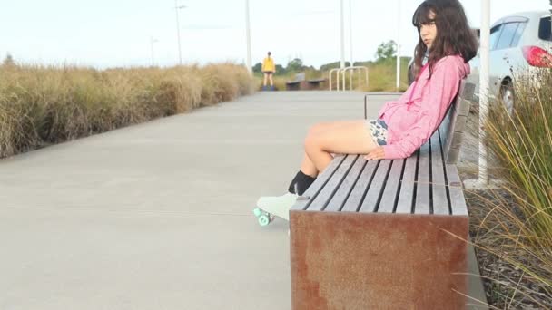 Portret van jong kind of tiener meisje rolschaatsen buiten, fitness, welzijn, actieve gezonde levensstijl, videoclip — Stockvideo