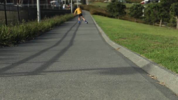 Retrato de criança pequena ou adolescente patinagem ao ar livre, fitness, bem-estar, estilo de vida saudável ativo, vídeo clip — Vídeo de Stock