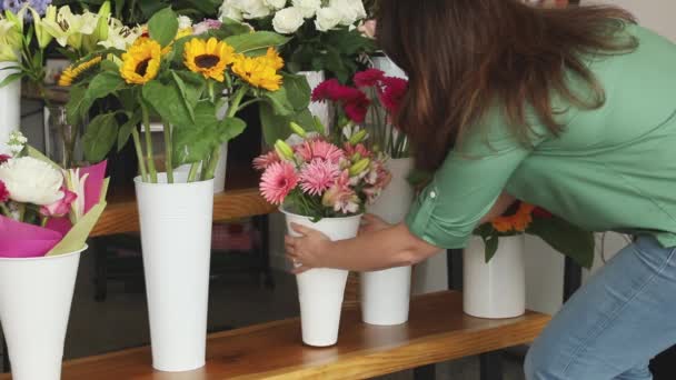 Malý obchod. Žena květinářství rozostřený v květinářství. Květinový design studio, dělat dekorace a aranžmá. Dodávka květin, vytváření pořádku — Stock video