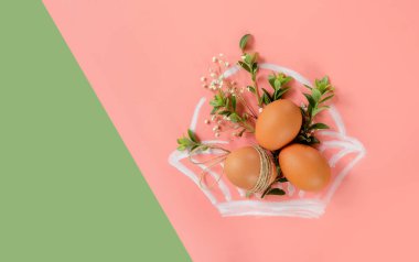 Çekilmiş sepette yeşillik olan paskalya yumurtaları, metin, tanıtım ya da mesaj için kopyalama alanı. Paskalya tebriği ya da satış konsepti. Yüksek kalite fotoğraf