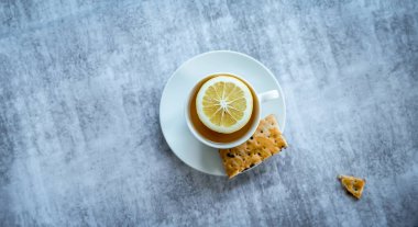 Gri arka planda bir fincan çay, serbest çalışma. Yüksek kalite fotoğraf