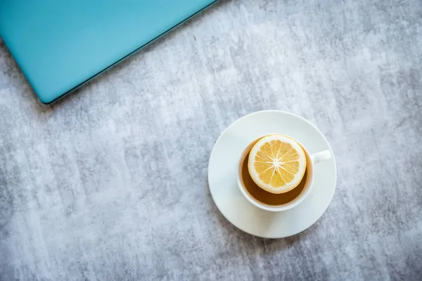 Manos Escribir Smth Libro Sobre Fondo Gris Llano Una Taza — Foto de Stock