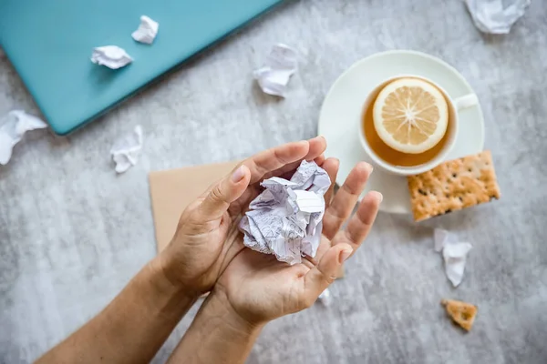 Manos Sosteniendo Papel Rasgado Sobre Fondo Gris Liso Taza Trabajo — Foto de Stock