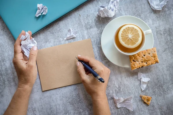 Flatlay Escritório Casa Espaço Trabalho Com Notebook Livro Xícara Chá — Fotografia de Stock