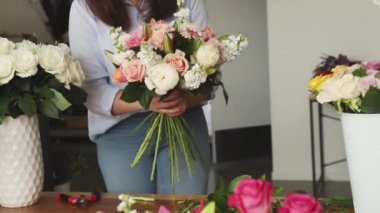 Küçük bir iş. Çiçekçide odaklanmış olmayan kadın çiçekçi. Çiçek tasarım stüdyosu, dekorasyon ve düzenlemeler. Çiçek teslimatı, düzen yaratmak. 