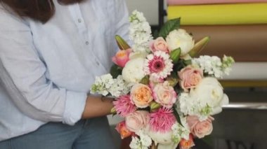 Küçük bir iş. Çiçekçide odaklanmış olmayan kadın çiçekçi. Çiçek tasarım stüdyosu, dekorasyon ve düzenlemeler. Çiçek teslimatı, düzen yaratmak. 