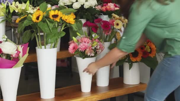 Bisnis kecil. Wanita penjual bunga tidak fokus di toko bunga. Studio desain bunga, membuat dekorasi dan pengaturan. Pengiriman bunga, membuat urutan — Stok Video