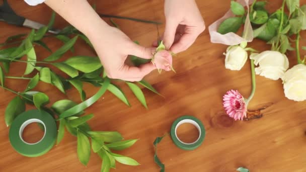 Mains de fleuriste tenant une fleur fraîche, faire un bouquet ou un arrangement de fleurs, classe de maître fleuriste ou atelier, séquences vidéo clip — Video