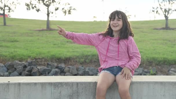 Joven adolescente chica charlando al aire libre, niña hablando sobre fondo natural — Vídeos de Stock