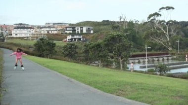 Açık havada paten kayan genç çocuk ya da genç kız portresi, fitness, refah, aktif sağlıklı yaşam tarzı, video klibi