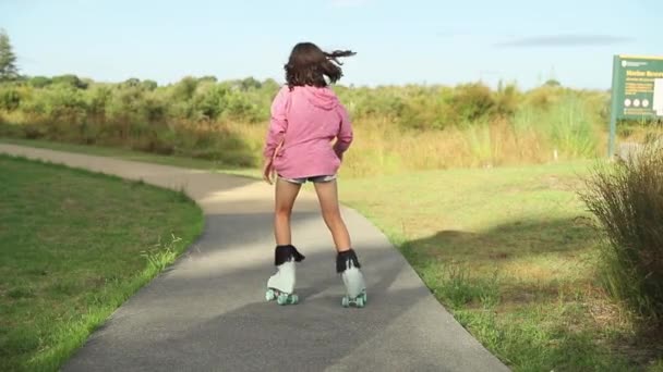 Портрет маленької дитини або дівчинки-роликів, катання на ковзанах на відкритому повітрі, фітнес, благополуччя, активний здоровий спосіб життя, відеокліп — стокове відео