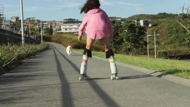 Портрет маленького ребенка или девочки-подростка катание на роликовых коньках на открытом воздухе, фитнес, благополучие, активный здоровый образ жизни, видеоклип — стоковое видео