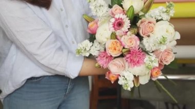 Küçük bir iş. Çiçekçide odaklanmış olmayan kadın çiçekçi. Çiçek tasarım stüdyosu, dekorasyon ve düzenlemeler. Çiçek teslimatı, düzen yaratmak. 
