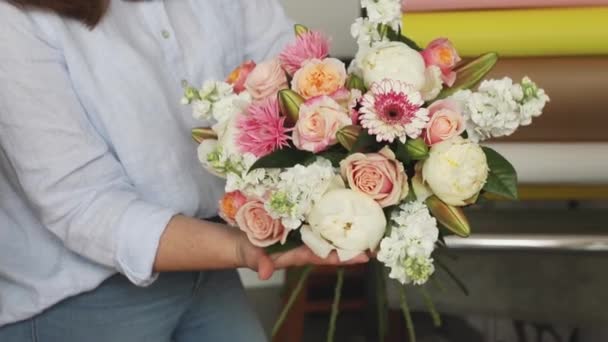 Small business. Female florist unfocused in flower shop. Floral design studio, making decorations and arrangements. Flowers delivery, creating order — Stock Video