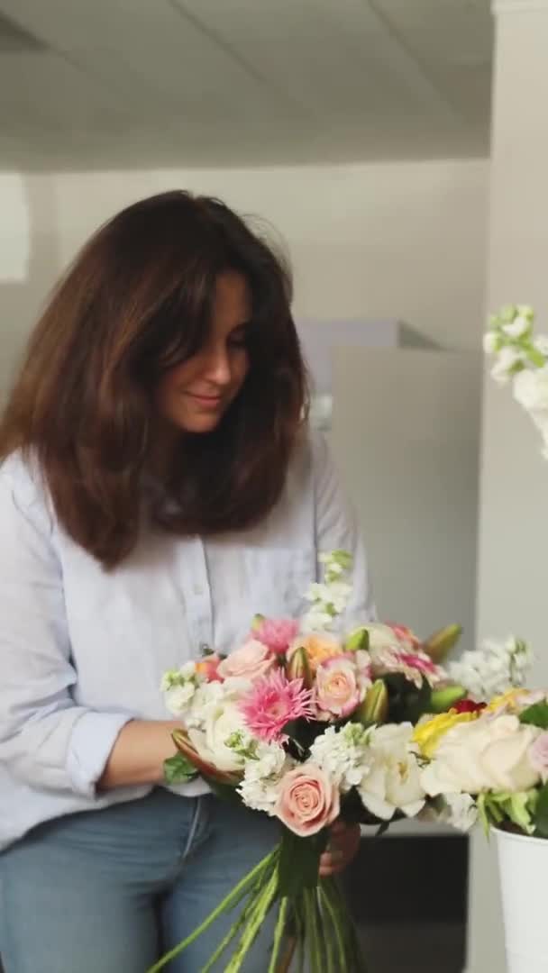 작은 사업이지. 꽃 가게에 집중하지 않는 여성 플로리스맨. 식물 디자인 스튜디오에서, 장식 과 준비를 하고 있습니다. 꽃의 배달, 질서를 조성 함 — 비디오