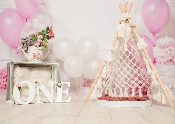 Pink and white decoration for a 1st birthday cake smash studio photo shoot with balloons, paper decor, cake and topper — 스톡 사진