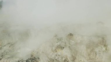 Te Pui Pohuta gayzeri jeotermal volkanik park Rotorua Yeni Zelanda 'da. Yüksek kaliteli FullHD görüntüler