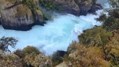Huka 'daki nehir akıntıları Taupo ya da Rotorua Yeni Zelanda' nın kuzeyindeki Yeni Zelanda adasının yakınlarına dökülür. Yüksek kalite fotoğraf