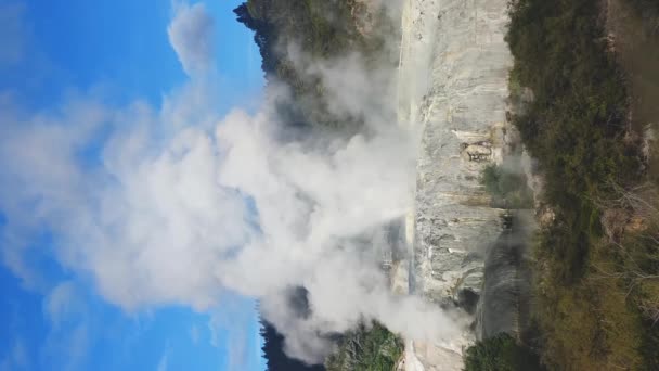 Parque Volcánico Geotermal Con Géiseres Arroyos Calientes Paisaje Escénico Parque — Vídeo de stock