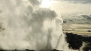 Te Pui Pohuta gayzeri jeotermal volkanik park Rotorua Yeni Zelanda 'da. Yüksek kaliteli FullHD görüntüler