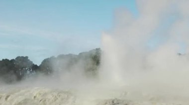 Te Pui Pohuta gayzeri jeotermal volkanik park Rotorua Yeni Zelanda 'da. Yüksek kaliteli FullHD görüntüler