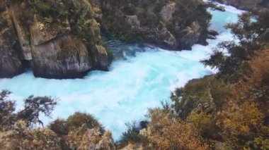 Huka 'daki nehir akıntıları Taupo ya da Rotorua Yeni Zelanda' nın kuzeyindeki Yeni Zelanda adasının yakınlarına dökülür. Yüksek kalite fotoğraf