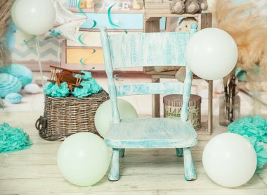 Birinci yaş günü pastası için ince, mavi ve beyaz süsleme balonlarla, kağıt dekorla stüdyo fotoğraf çekimi. Yüksek kalite fotoğraf