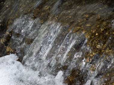 bir şelale gibi akarsu