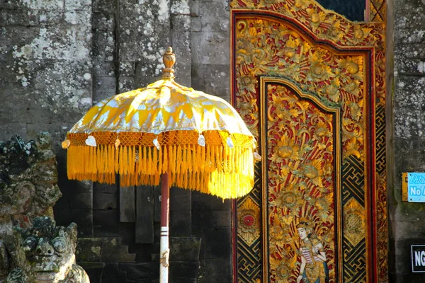 Bali dili Tapınağı şemsiye — Stok fotoğraf