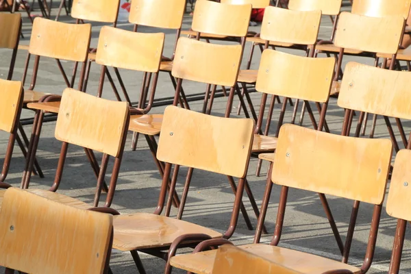 Wooden chairs aligned at outdoor school event — Stock Photo, Image