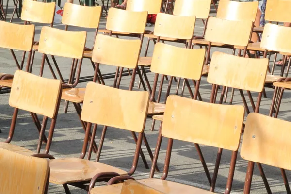 Wooden chairs aligned at outdoor school event — Stock Photo, Image
