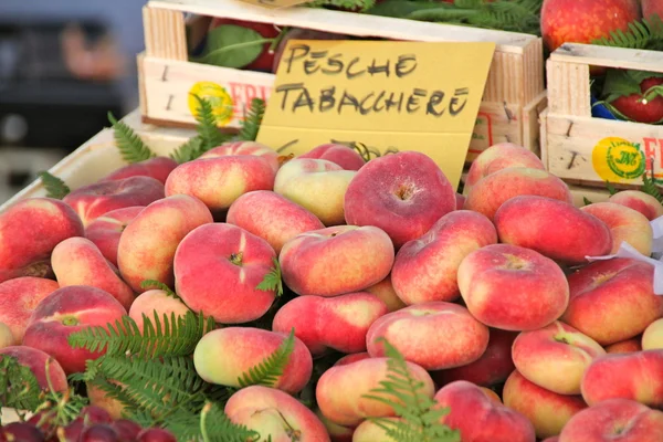 Peaches at a Traditional Market in Rome Italy — Stock Photo, Image