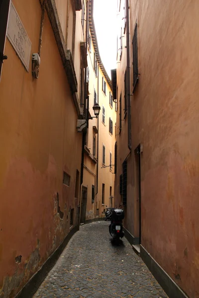 Mała aleja z rowerów w Rzym, Włochy — Zdjęcie stockowe