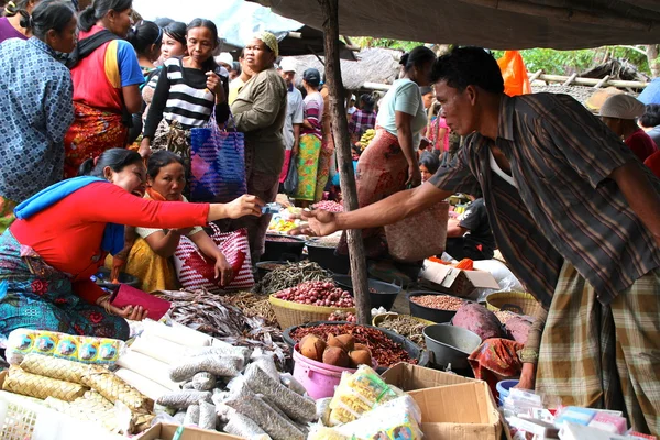 Kopers en verkopers bij een traditionele markt in lombok, Indonesië Stockfoto