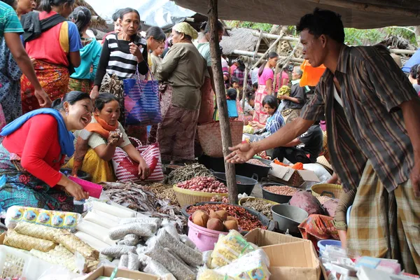 Kopers en verkopers bij een traditionele markt in lombok, Indonesië Stockafbeelding