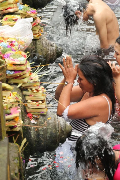 Ritual Bathing Ceremony at Tampak Siring, Bali Indonesia — Stock Photo, Image